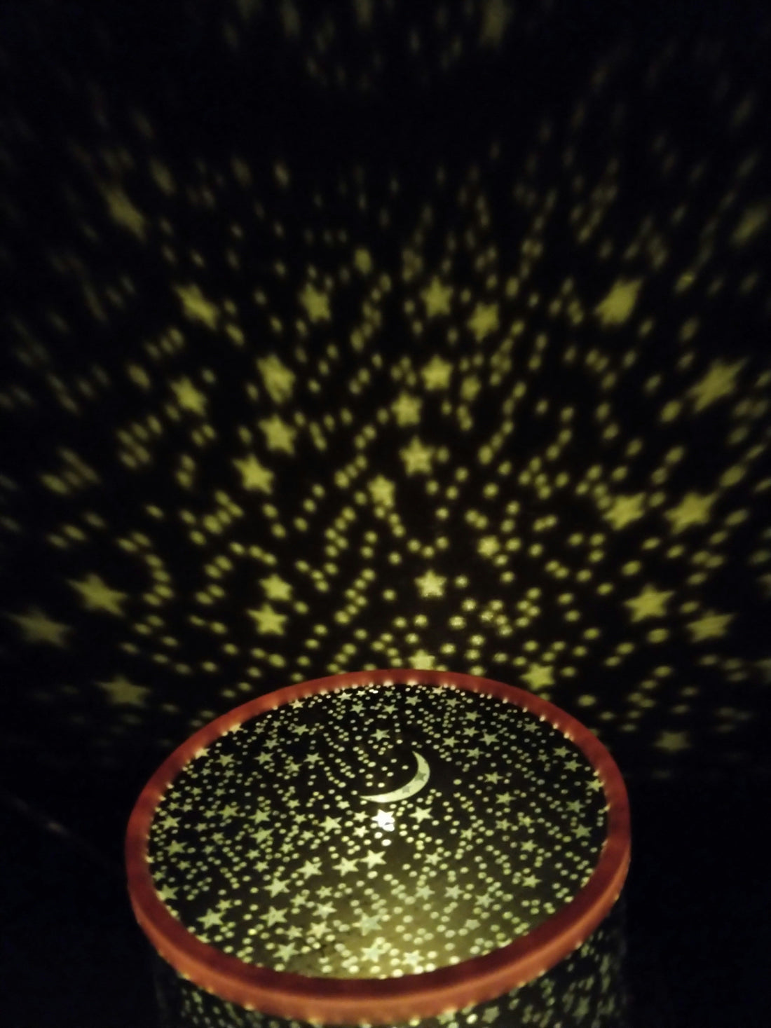 How to Create a Relaxing Bedroom Atmosphere with a Star Projector