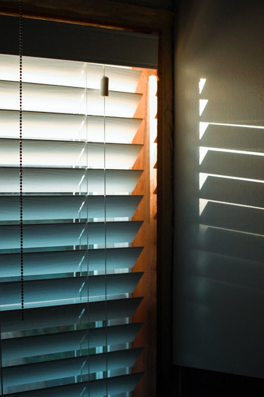 Motorized Blinds vs Traditional Blinds: Understanding the Difference